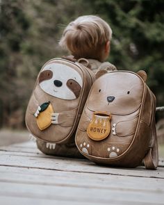 Kindergartenrucksäcke für den Kita Start 🧡 Der Start in den Kindergarten oder die Kita steht bevor und du suchst noch einen passenden Rucksack für Jungen oder Mädchen? 🧡 Da haben wir von Little Who das Richtige für dich! Mit unseren zeitlosen, ästhetischen und veganen Designs gelingt dein optimaler Start in den neuen Kinderalltag! Kita Start, Baby Backpack, Leather Bag Pattern, Trendy Kids, Organic Baby Clothes, Leather Bags Handmade, Diy Shoes