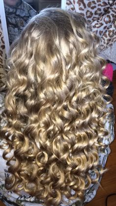 Hair Blonde Curly, Blonde Ringlets, Long Curly Blonde Hair, Blond Curls, Long Blonde Curly Hair, Era Victoria, Curly Blonde Hair, Hair Doctor, Curly Hair Care Routine