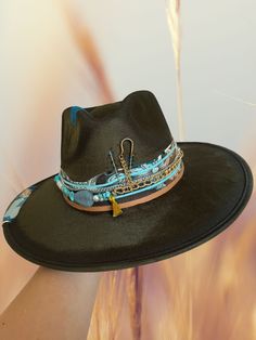 Elevate your hat game with our Nashville Hat! This trendy hat features eye-catching turquoise and pearl details, an elegant gold and silver chain, and subtle blue stitches. Plus, the fabric detail in the brim adds a touch of sophistication. Stand out from the crowd and make a statement with this must-have accessory. Material: Vegan Suede. Size: L Crown Size: 58 cms. Decorated Hats, Burned Hats, Hats Trendy, Boho Hats, Trendy Hats, Hat Bar, Diy Fashion Accessories, Boho Hat, Trendy Hat