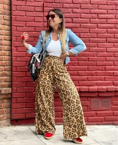 Outfits casuales Outfits diarios Looks casuales Outfits invierno Outfits básicos Outfits casuales mujer Looks casuales Looks de invierno Outfits con pantalón animal print  Looks con animal print Printed Pants Outfits, Leopard Print Outfits, Animal Print Pants, Casual Work Outfits Women, Leopard Print Pants, Print Pants, Tshirt Outfits