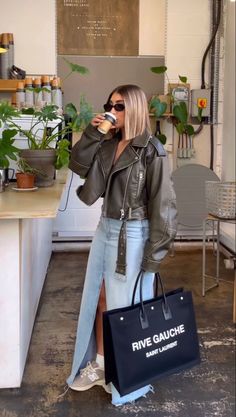 Midi Denim Skirt With Sneakers, Summer Outfits 2023 Edgy, Fall Chic Outfits 2023, Denim Midi Skirt Outfit, Cool Girl Outfits, Midi Jeans, Chic Fall Outfits, Looks Street Style