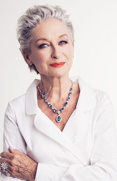 Bright eyes, confident smile, amazing skin, fierce hair. This woman rocks.! Grey Wig, Short Grey Hair, Color Your Hair, Ageless Beauty, Short Hairstyle, Aging Gracefully, Fashion Tips For Women, Grey Hair