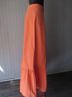 "Beautiful orange polka dots maxi skirt from the 70s. High waisted and high ruched bottom (pic.4). A-line model. Back zipper (pic.6). Boho-hippy prairie skirt. Cotton. Unlined. Mint conditions. It fits size 8 US Measurements: (lay flat and double waist and hips) Waist 29\" hips 40\" length 38\" Maxi gonna arancione a pois bianchi degli anni 70. Modello contadina: a vita alta e svasata con alta gala all'orlo (foto 4). Cerniera dietro (foto 6). Stile boho/hippy. Bel cotone. Sfoderata. Ottime condi Orange Ruffled Flowy Skirt, Orange Tiered Maxi Skirt For Spring, Orange Tiered Lined Maxi Skirt, Orange Maxi Skirt For Summer, Retro Orange Summer Skirt, Fitted Orange Bohemian Maxi Skirt, Twiggy Fashion, 70s Orange, Prairie Skirt