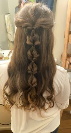 Prom Hairstyles Half Up Half Down Twist, Prom Hairstyles Half Up Half Down Fine Hair, Princess Hair Half Up Half Down, Dance Pictures Hairstyles, Jr Prom Hairstyles, Hair Styles For Graduation Photos, Cute Half Up Half Down Hairstyles Curls, Homecoming Hair Half Up Half Down, Dance Picture Hairstyles