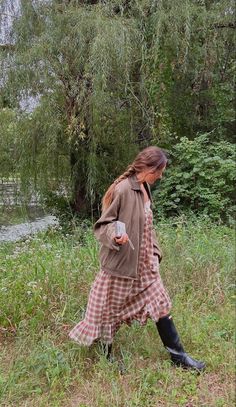 Countryside Outfit, Neutral Capsule Wardrobe, Country Summer, Farm Clothes, Cowgirl Aesthetic, Winter Capsule, Winter Capsule Wardrobe, Gardening Outfit, Wardrobe Classic