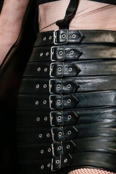 Crusher Joe, Leather Corset, Looks Street Style, Skirt Belt, Dark Fashion, Outfit Casual, Goth Fashion, Fashion Details