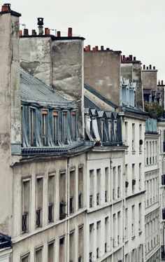 there are many windows on the side of this building