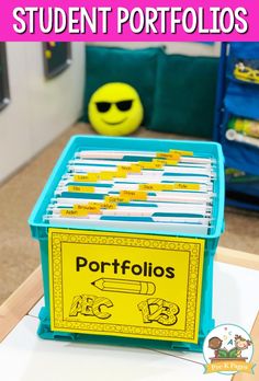 a blue box with yellow stickers on it and the words student portfolios in spanish