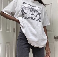 Graphic Tees Summer, Summer Graphic Tee, White Graphic Tee, Grunge Look, Streetwear Tops, Vintage Cowboy, Oversized Style, Grunge Style, Up Girl