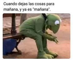 a person in a frog suit leaning on a bench with the caption that reads, cuado des las cosas para manana, ya y'mas yess manna