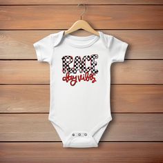 Rapunzie's stylish and energetic "Race Day Vibes" Baby Onesie, designed to showcase your little one's love for the thrill of racing. Carefully crafted with comfort in mind, this onesie is made from 100% cotton, ensuring a soft and gentle feel against your baby's delicate skin. The short sleeves offer optimal freedom of movement for your active little racer. Featuring the captivating caption, "Race Day Vibes," this onesie encapsulates the excitement and energy of race days in a fun and vibrant wa White Onesie With Graphic Print For Playtime, White Onesie With Graphic Print For Playwear, White Graphic Print Onesie For Playwear, Race Quotes, Paul Henry, Racing Baby, Onesie Ideas, Racing Party, Race Party