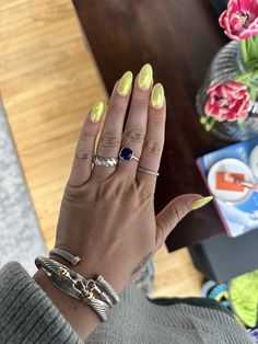 Summer Yellow Nails 2023, Chrome Inspo Nails, Neon Nails Chrome, Yellow Tip Chrome Nails, Pale Yellow Nails With Chrome, Light Yellow Chrome Nails, Light Yellow Nails With Chrome, Yellow Chrome Nails Designs, Lime Chrome Nails