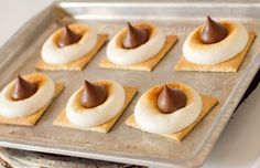 there are many small pieces of food on a pan with chocolate toppings in the middle