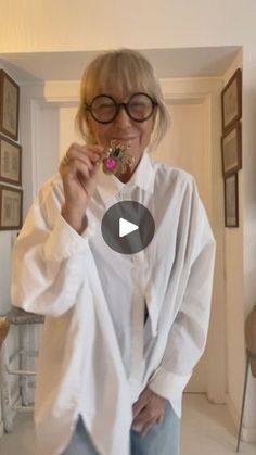 476K views · 37K reactions | Y tu que harías con un broche?🤭!!!! #broche #tips #tipoftheday #trucos #truquis #ideas #ideasdemoda #sitges #barcelona #barcelonacity | Merce Paulet - Lifestyle Scarf Pins Diy, Brooch Outfit, Sitges Barcelona, Elegant Summer Outfits, Helpful Hacks, Style Hacks, Shirt Hacks, Barcelona City