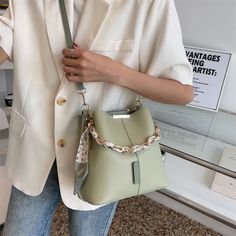 Women's Bucket Handbag new Fashion Crossbody Bags for Female Large Capacity Top Handle Luxury Designer Chain Shoulder Bag Product Name:Crossbody Bag Material: PU Style: Fashion Casual Function: Shoulder bag/Crossbody bag/Handbag Size:23 x 12.5 x 21.5cm Note: 1. Because manual measurement will cause 2-3cm error, thank you for your understanding! 2. Due to irresistible factors such as different monitors and different lighting, there may be a little color difference! 3.If the above two points are u Bucket Handbags, Minimalist Bag, نظارات شمسية, Backpack Tote Bag, Chain Shoulder Bag, 7 And 7, Green Bag, 7 H, Leather Top