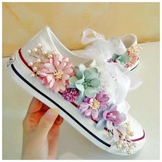 Shoes With Flowers, Diy Sneakers, Flower Flat, Floral Sneakers, Flower Shoes, Pola Sulam, Bling Shoes, Decorated Shoes, Diy Shoes