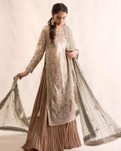 Royal Pakistani Bridal Dress in Lehenga Kameez Style Eastern Wedding Dresses Pakistani, Long Kameez With Lehenga, Crushed Fabric Dress Design, Pakistani Zardosi Work Dresses, Walima Guest Dresses Pakistani, Zardosi Work Dress, Crush Sharara Designs, Crush Dress Design, Wedding Dress Styles Pakistani