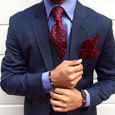 Is your office routine as dapper as this? We can't get enough of navy blue and burgundy combos- a faultless winner every time. 🐞 @mq.30 #dapper #style #fashionblogger Red Pocket Square, Terno Slim Fit, Terno Slim, Suit Combinations, Blue Suit Men, Smen, Red Pocket, Navy Blue Suit, Navy Suit