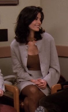 Monica Geller Muscles, Monica Geller Work Outfits, Monica Geller Fall Outfits, Monica Geller Haircut Season 1, Monica's Outfits Friends, Monica Geller Outfits 90s Fashion, Monica Friends Outfits, Monica Geller Hair, Monica Geller Style