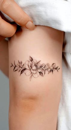 Tato Minimal, Hip Tattoos Women, Geniale Tattoos, Cute Tattoos For Women, Subtle Tattoos, Tat Ideas, Elegant Tattoos, Feminine Tattoos