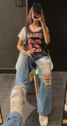 Basketball Jersey Streetwear Outfit, Outfit With Jersey Basketball, Outfits With Jerseys Basketball, Basketball Outfit Girl, Aesthetic Jersey Outfit, How To Style Basketball Jerseys, Jersey Girl Aesthetic, Basketball Jersey Aesthetic