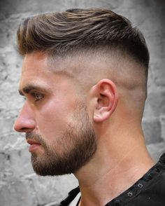 52 Cortes de Cabelo Masculino para se Inspirar em 2019: Crespo, Cacheado e Liso – O Cara Fashion Haircut And Beard, Short Quiff, High And Tight Haircut, Quiff Haircut, Simple Prom Hair, Stylish Short Haircuts, Mens Fade, Faux Hawk