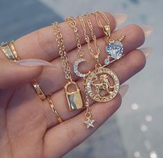 imagem descoberto por n2srin 3bd. Descubra (e salve!) suas próprias imagens e vídeos no We Heart It Rings And Necklaces, Accesories Jewelry, Cute Necklace, Stylish Jewelry, Trendy Jewelry, Dainty Jewelry