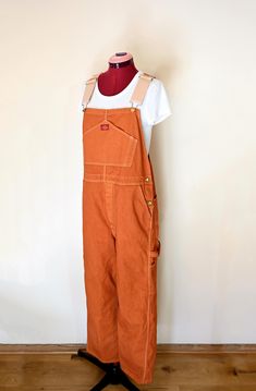 Artnr. 241013 Ich habe regelmäßig Denim gefärbt - ich habe gerade angefangen, andere Artikel wie diesen Overall zu färben.  Sie waren ein großer Erfolg! ÜBER OVERALLS: Overalls sind locker sitzend. Der Taillenumfang ist etwa 1-2 cm größer als das, was Sie normalerweise tragen würden. Erwachsene kleine 32-34 "Taille. Mittel 34-36 "Taille, Große 36-38 Taille XL sind 38-42 Taille. Details: EINZELHEITEN: NEUE Malerlatzhose Marke ""Dickies""." 100 % Baumwolle Reißverschluss - elastische Träger Orange Orange Overalls, Painters Overalls, Overall Pants, Bib Overalls, Waist Measurement, Rust Orange, How To Dye Fabric, Orange Brown, Dungarees