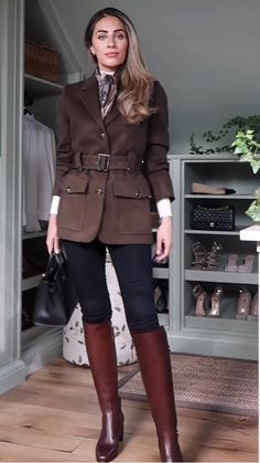 Rural Outfits Women, Equestrian Outfit Aesthetic, Equestrian Women Outfit, Riding Boots Style, English Country Wardrobe, Prairie Outfit Aesthetic, English Autumn Outfits, Rich Equestrian Aesthetic Outfits, English Outfit Woman