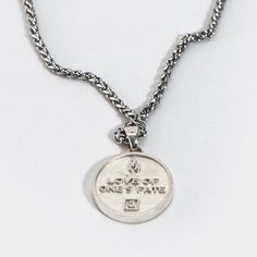 Este collar de Amor Fati es el regalo perfecto para él y ella en cualquier época del año.
 
Hecho a mano
Altura del colgante: 2.5 centímetros
Ancho colgante: 2.5 centímetros


Descubra el significado profundo de Amor Fati con nuestro collar hecho a mano inspirado en esta poderosa filosofía. Este collar hecho a mano te invita a abrazar el amor y la aceptación incondicional de tu destino, creando una conexión espiritual y motivadora que te recuerda que cada experiencia en tu vida tiene un propósito divino.

Amor Fati, que significa "amor por el destino" en el latín, nos enseña a abrazar todas las facetas de nuestra existencia y encontrar belleza en cada momento, tanto en felicidad como en desafíos. Nuestro collar es un recordatorio constante de que el amor y la aceptación son las claves para Silver Personalized Chain Necklace, Stainless Steel Necklace With Adjustable Chain For Personalized Gift, Personalized Silver Minimalist Chain Necklace, Personalized Silver Chain Necklace For Everyday, Personalized Stainless Steel Necklace With Adjustable Chain, Personalized Gift Stainless Steel Necklace With Adjustable Chain, Silver Personalized Chain Necklace With Round Pendant, Sterling Silver Necklaces With Adjustable Chain For Everyday, Personalized Silver Chain Necklace With Round Pendant