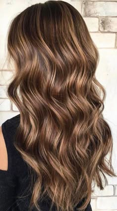 #HairGoals #HumanHair #Wigs #HairWeaves #WeaveBundles Brunette Hair Color With Highlights, Halloweenský Makeup, Brown Hair With Blonde Highlights