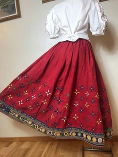 Embroidery On Skirt, Ethnic Skirts, 80s Skirt, Vintage Pink Dress, Embroidery Skirt, Colorful Skirts, Light Spots, Hand Work Embroidery, Pretty Shirts