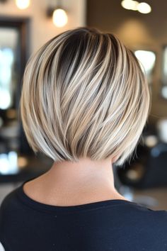 Discover 23 of the best short bob hairstyles that redefine chic and effortless beauty. 🌟 #ShortBob #HairGoals Short Messy Bob, Gray Bob, Honey Balayage, Chin Length Bob, Icy Blonde, Haircut Inspiration, Cool Blonde, Effortless Beauty