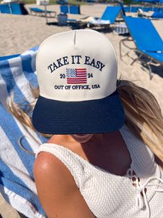 Whether you're taking a vacay, lounging by the beach, or just having a relaxed weekend vibe, this hat is your go-to! Cute Hat Outfits, Trucker Hat Outfit, Vintage Baseball Hats, Hat Outfits, Vintage Trucker Hat, Beach Towel Bag, Cropped Graphic Tees, Clothing Business, Cute Hat