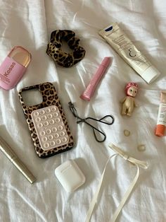 Hair Tie Aesthetic, Tie Aesthetic, Aesthetic Phone Case Ideas, Leopard Aesthetic, Phone Case Ideas, Everyday Bag Essentials, Inside My Bag, Leopard Hair, Case Ideas