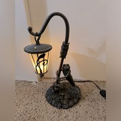 a lamp that is sitting on the ground