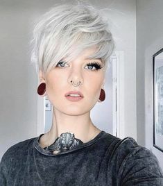 Short White Hair, Chic Short Haircuts, Edgy Haircuts, Cool Short Hairstyles, Short Grey Hair, Edgy Short Hair, Edgy Hair, Penteado Cabelo Curto, Short Pixie Haircuts