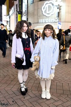 Loving the kitty shoes. Chirol & Yui are two 20-year-old students whose looks include items from Milk, Syrup, and various Tokyo resale shops. Tokyo Fashion Street, Japanese Harajuku Fashion, Couples Fashion, Japan Fashion Street, Reinvent Yourself, Milk Syrup, Conservative Fashion