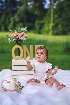 1 Year Photoshoot Ideas Outside, Daisy First Birthday Photoshoot, At Home 1st Birthday Photoshoot, 1 Year Birthday Photoshoot Ideas, Outdoor 1st Birthday Pictures, 1st Bday Photoshoot, 1st Birthday Photoshoot Outdoor, Photoshoot 1st Birthday, Photoshoot 1 Year