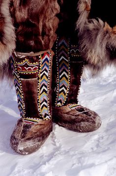 A pair of traditional Dolgan women's reindeer skin boots decorated with ornate bead work. Taymyr, Northern Siberia, Russia. Traditional Shoes, Siberian Culture, Mongolian Boots, Inuit Clothing Traditional Dresses, Inuit Boots, Siberian Indigenous Clothing, Inuit Clothing Art, Inuit Beading, Fur Boots