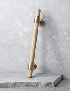 SIGNATURE 20 Pull bar handle 188 mm in Brushed Brass/Oak. Luxury cabinet hardware made of solid brass by BRANDT Collective. Horizontal Cabinet, Kitchen Cabinets Fronts, Dishwasher Machine, Pull Bar, Cabinet Fronts, Dishwashers, Satin Brass, Classic Collection, Cabinet Doors