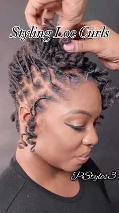 Locs Hairstyles Retwist, Shoulder Length Loose Curls, Curly Loc Styles, Dreads For Women, Loc Retwist Styles, Retwist Styles, Locks Hairstyle, Loc Curls, Loc Colors