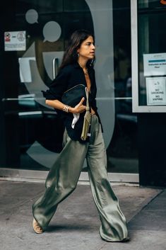 The Best Street Style at New York Fashion Week Spring 2020 | POPSUGAR Fashion Nyfw 2023 Street Style, Leandra Medine Style, Walking Down The Street, Leandra Medine, Fashion Week Spring 2020, Chic Chic, Satin Trousers, Looks Party, Popsugar Fashion