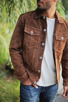 Brown suede jacket + white t-shirt + jeans Denim Jacket Men Outfit, Brown Denim Jacket, White Jeans Men, Denim Jacket Outfit, Mens Fashion Jeans, Brown Suede Jacket, Elegante Casual, Jackets Men Fashion