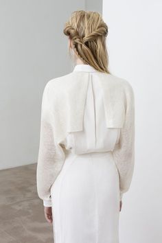 Contemporary Fashion - soft tailoring with split back panel detail; white simplicity // Yiqing Yin Spring 2016 Yiqing Yin, Pattern Construction, Detail Couture, Soft Tailoring, Mode Boho, Tailored Dress, Minimal Chic, White Shirts, 2016 Fashion