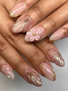 Cateye , chrome ans 3d flowers Cat Eye Almond Nails Designs, 3d Chrome Nail Art, Chrome Nails With Flowers, Chrome Almond Nails Designs, Chrome Flower Nails, Cateyes Nails Design, Cateyes Nails, Cateye Nails, Practice Nails