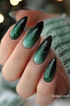 Cat Eye Nails Green And Gold, Green To Black Ombre Nails, Green Gold Nail Art, Green Red And Gold Nails, Emerald Green Nails Ideas, Velvet Green Nails, Minimalist Nails Green, Twilight Inspired Nails, Black And Green Ombre Nails