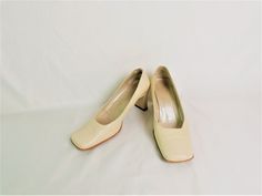 Vintage beige square toe pumps, real Leather shoes. Leather pumps. Made in Italy. Marked a size: 37 EU; US 6.5 measurements: Heels height: 7,5cm / 2,7'' in Condition: used vintage condition. ZS7 Cream Heels With Padded Heel And Square Toe, Beige Leather Court Shoes With Square Toe, Fitted Cream Court Shoes With Sculpted Heel, Beige Block Heel Court Shoes For Formal Events, Cream Fitted Court Shoes For Office, Fitted Cream Court Shoes For Office, Beige Heels With Padded Heel And Square Toe, Beige Leather Square Toe Court Shoes, Cream Square Toe Heels For Formal Occasions