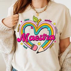 Maestra Shirt, Spanish Teacher Sweatshirt, Bilingual Teacher, Dual Language, Maestra Gift, Maestra Bilingue Shirt, Teacher Gift 👉 DISCLAIMER - Colors in listings may slightly vary depending on what device you are using - Prints may appear smaller depending on the shirt size ordered 👉 PRODUCT DETAILS: ★ GILDAN® 18000 Unisex Heavy Blend™ Crewneck Sweatshirt This well-loved sweatshirt is the perfect addition to any collection! The air-jet spun yarn and quarter-turned fabric helps eliminate crease Fun Teacher Outfits, Cushion Embroidery, Teaching Shirts, Teacher Sweatshirt, Dual Language, Spanish Teacher, Teacher Outfits, Gifts For Teachers, Unisex Tshirt