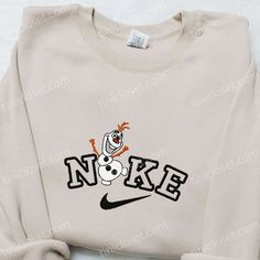 Introducing the Nike x Olaf Cartoon Embroidered Hoodie, a perfect blend of style and comfort. This hoodie features a unique Olaf Cartoon, Nike Inspired, Elegant Embroidery, Shirt Nike, Nike Brand, Custom Nikes, Disney Tshirts, Trendy Tee, Embroidered Hoodie